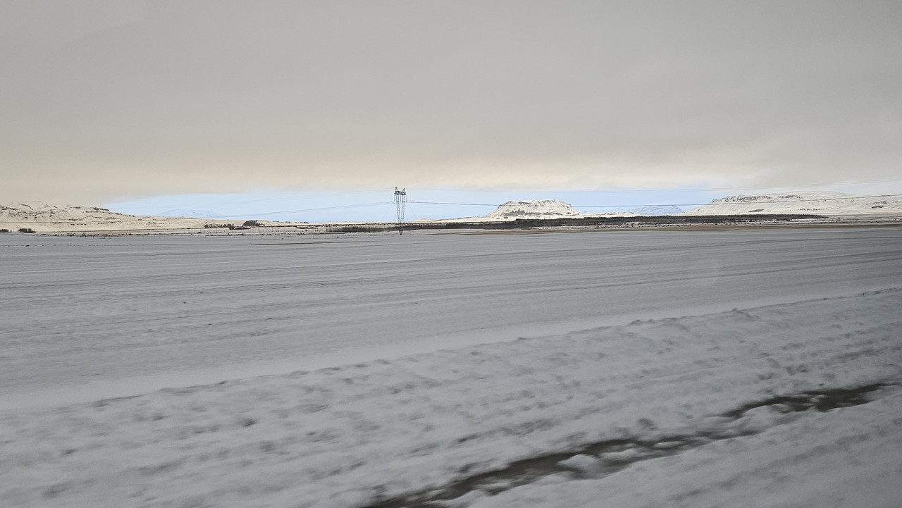 前方是晴朗的天氣，這邊在刮風下雪