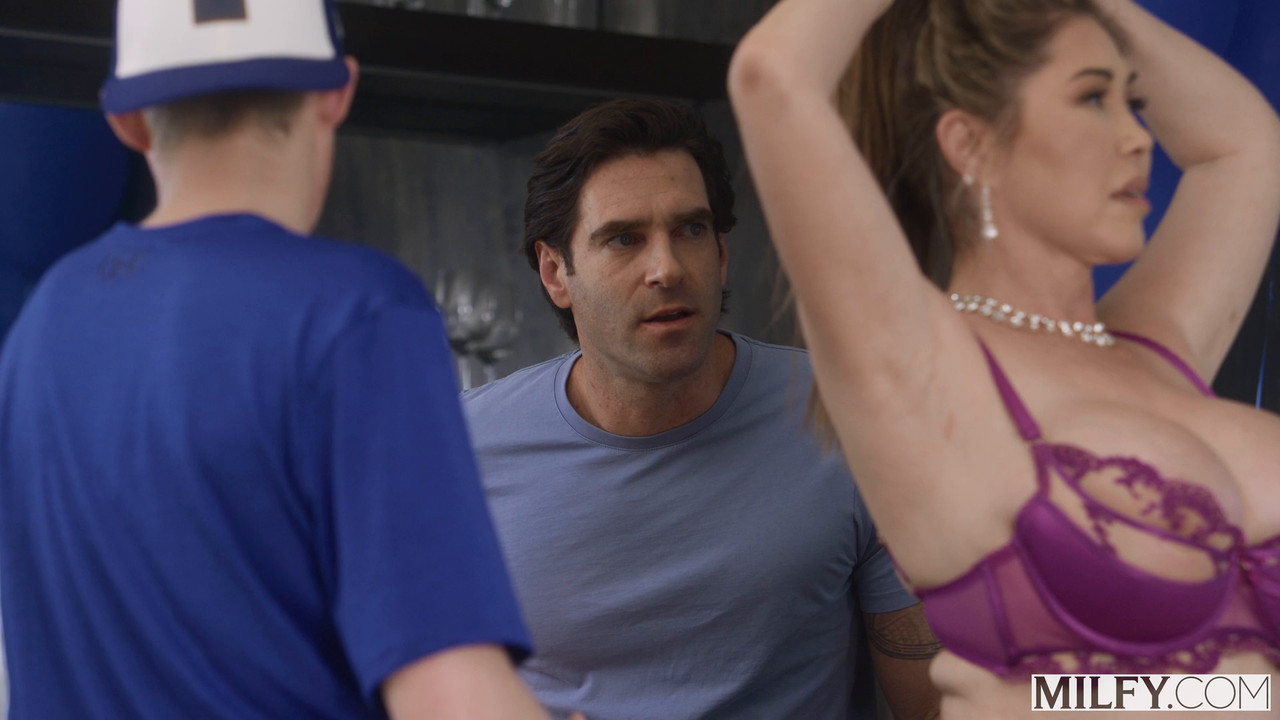 Kianna Dior - Cock Hungry Curvy Goddess Kianna Gets Blowbanged - MILFY.mp4.0001