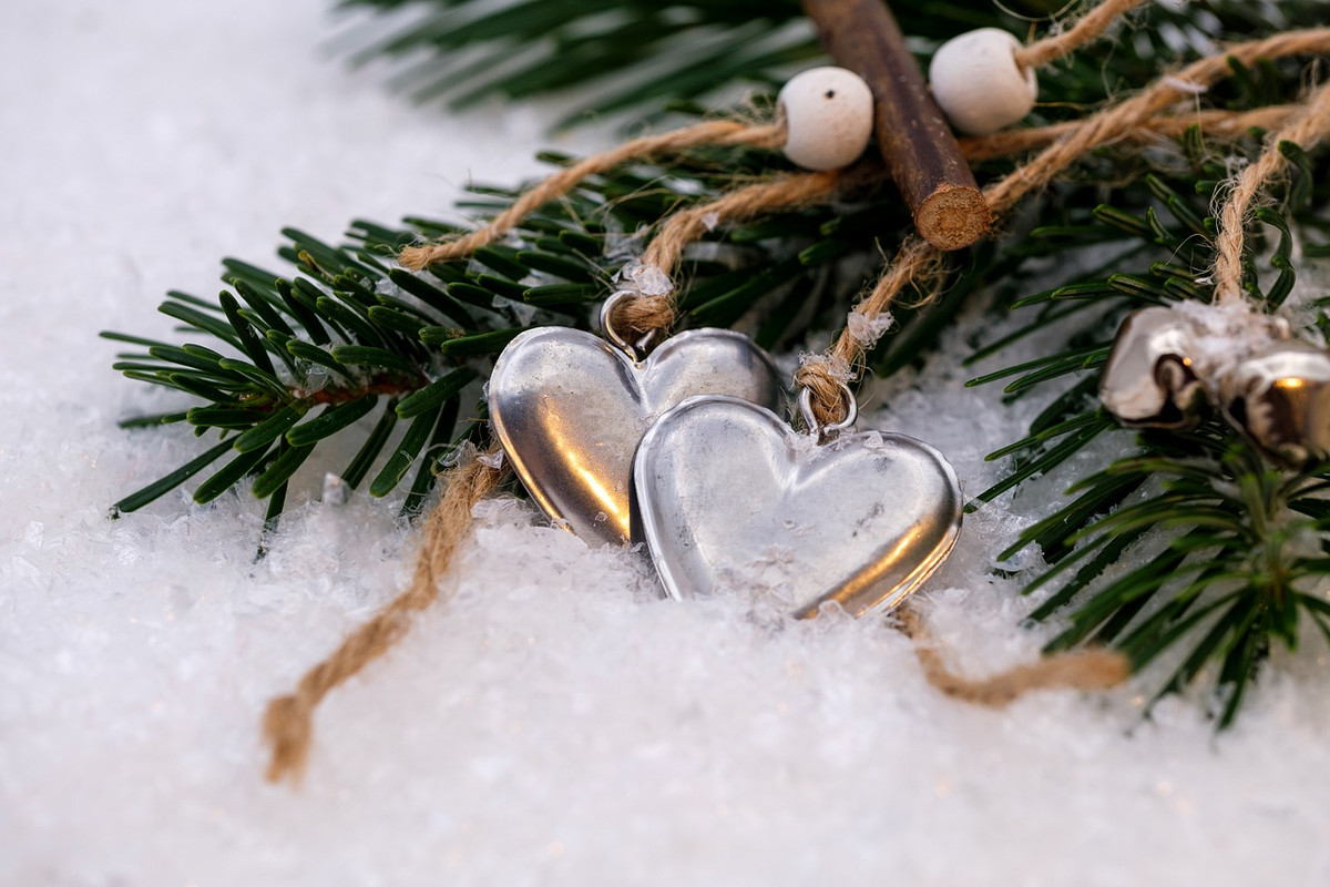 silver-hearts-4678021-1280.jpg