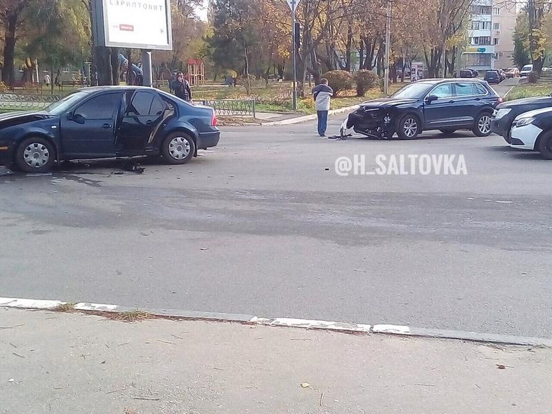 Авария в Харькове. Трамвай протаранил легковушку (фото, видео)