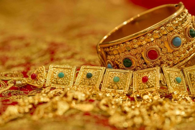 preventing-emotional-financial-weight-of-hoarded-possessions