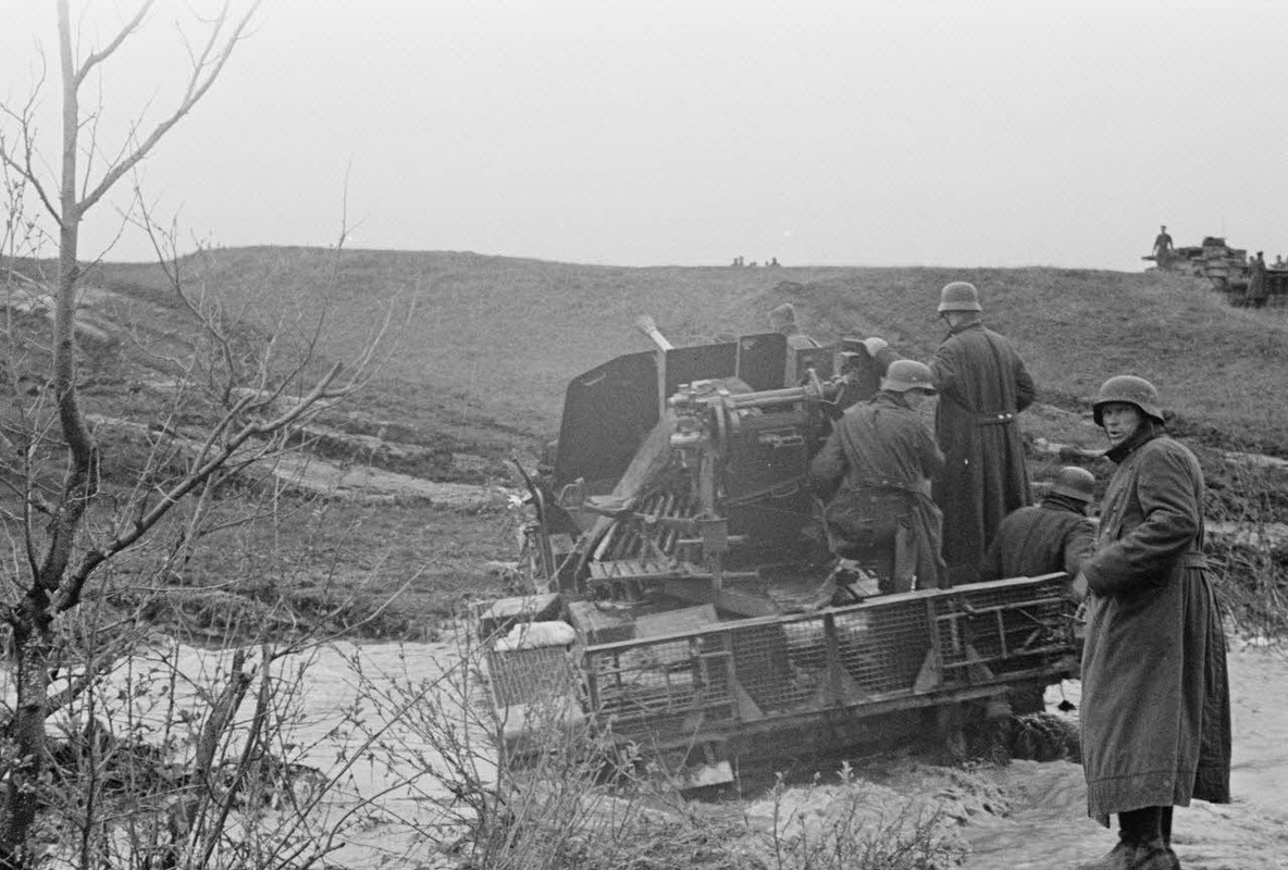 Chargé de fantassins allemands, un semi-chenillé Sd.Kfz.62 équipé d'un canon de 3.7cm Flak 36 du Lei