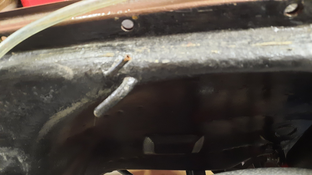 petit tuyau entrée sous l'aile AVG