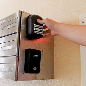 建物エントランスに設置されたキーボックスの操作イメージ