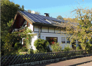Des panneaux solaires sur le toit d’une maison 