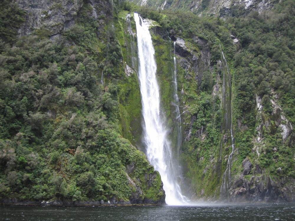 Cascata nel Parco Nazionale di Mount Aspiring Isola del Sud Nuova Zelanda