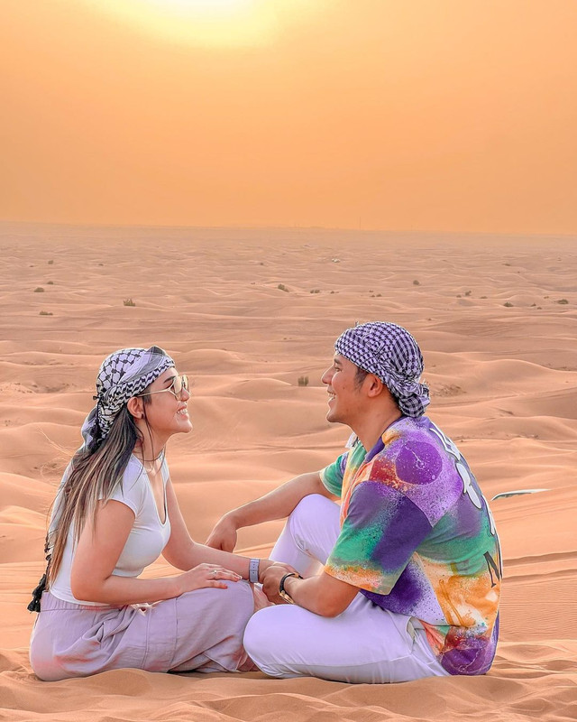 Potret mesra Via Vallen dan Chevra Yolandi saat menikmati momen bulan madu di Dubai.