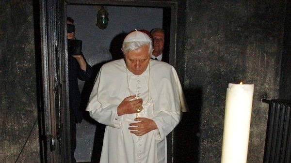 Visita-di-Benedetto-XVI-al-campo-di-Auschwitz dans Papa Francesco I