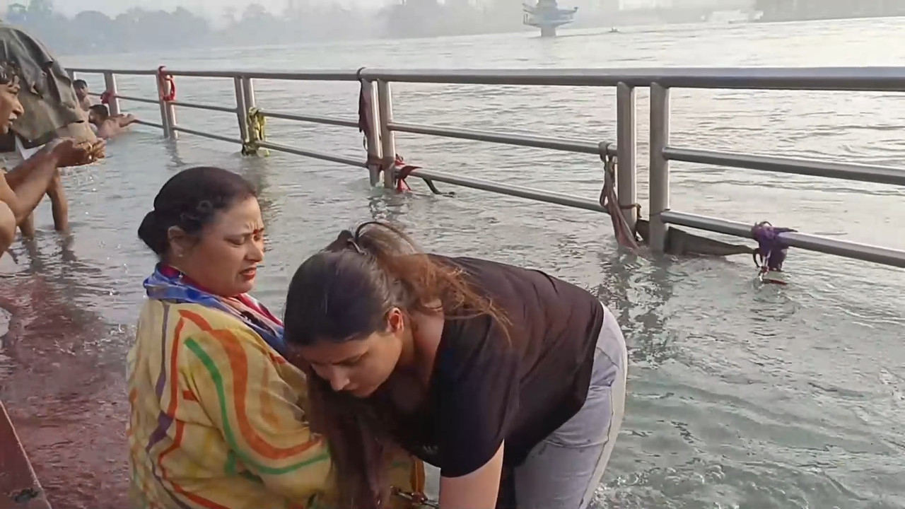 Chubby desi girl huge boobs cleavage in wet black tshirt.mkv_snapshot_00.30.423