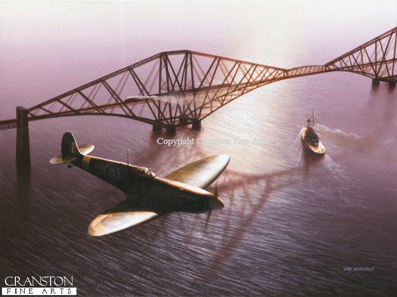 Un Spitfire del 761º Training Squadron, sobrevuela al HMS Royal Oak, que sale a alta mar en Rosyth, pasando bajo el puente Forth del ferrocarril, poco antes de la Segunda Guerra Mundial