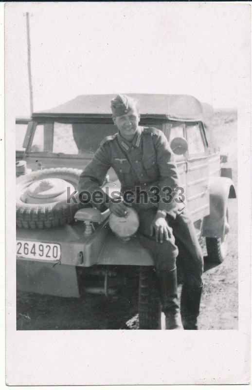 Foto Afrika Korps Soldat am VW Kübelwagen PKW
