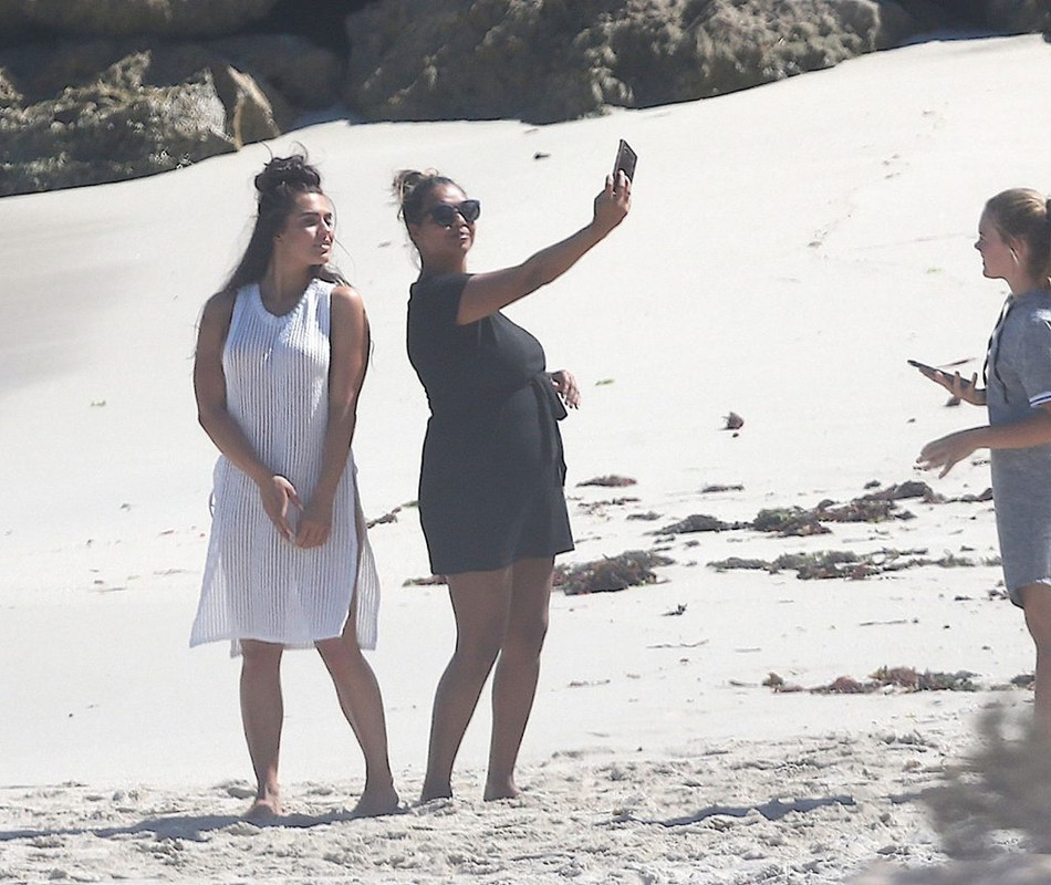 Holly-Young-UpskirtSTARS.com (28)