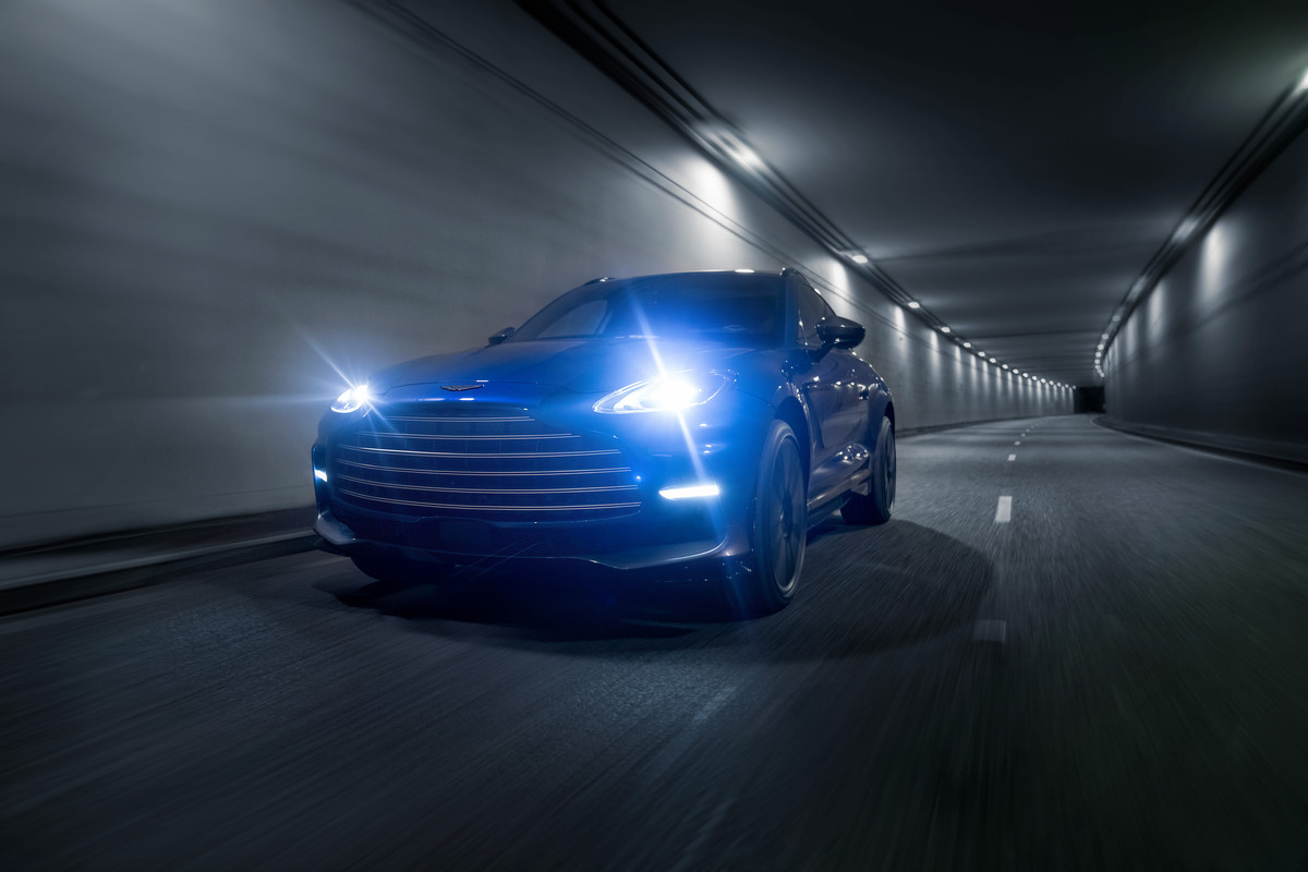 AstonMartinDBX707_01