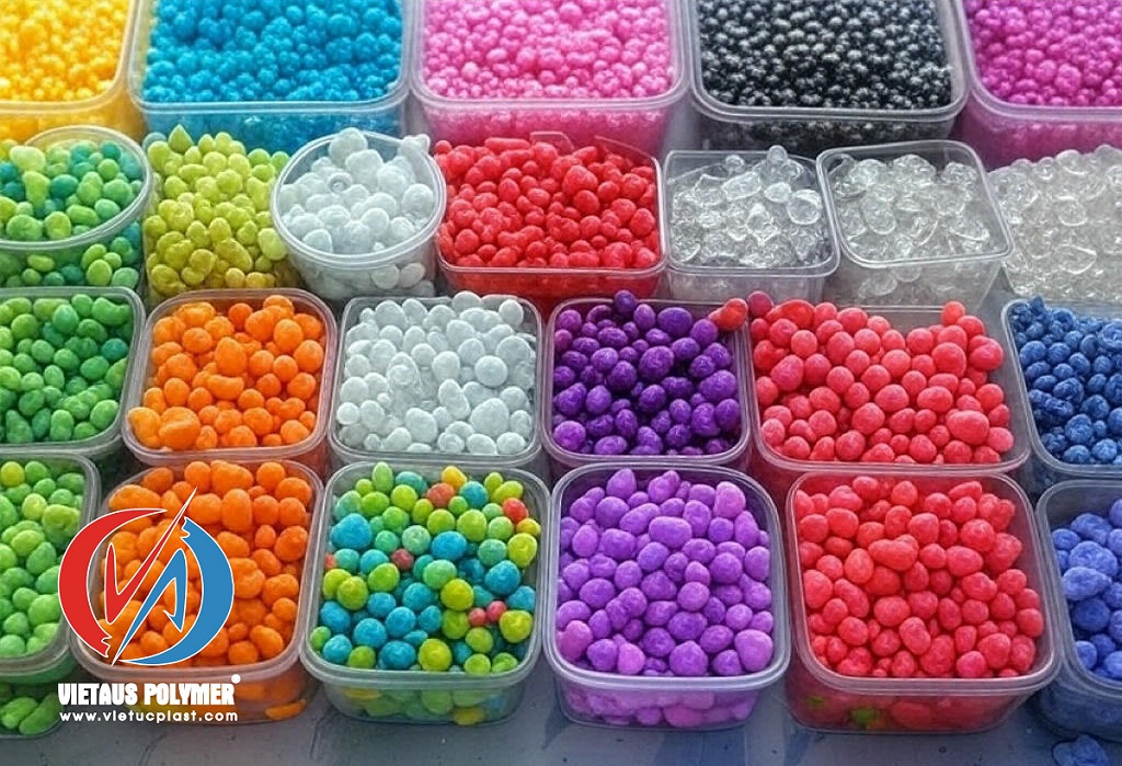 2025-03-17-Close-up-view-of-a-workbench-with-various-types-of-plastic-pellets-in-different-colors.jpg