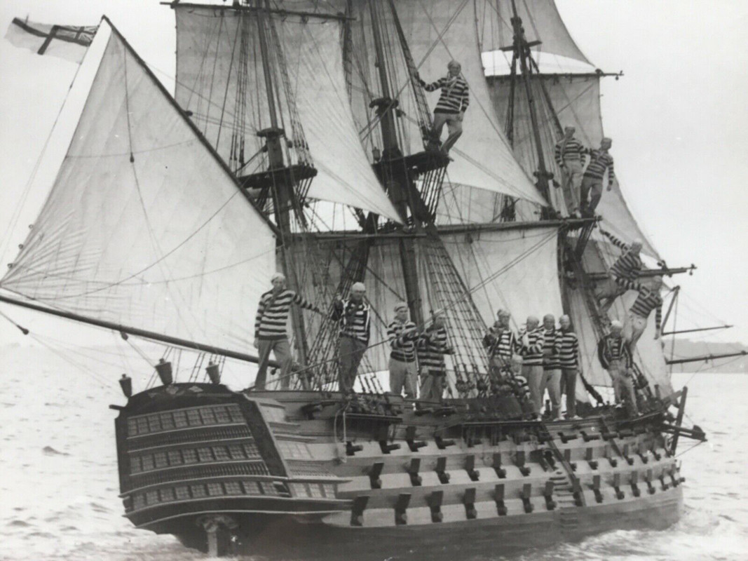 Реплика. HMS Victory model afloat with real crew members 1932 2