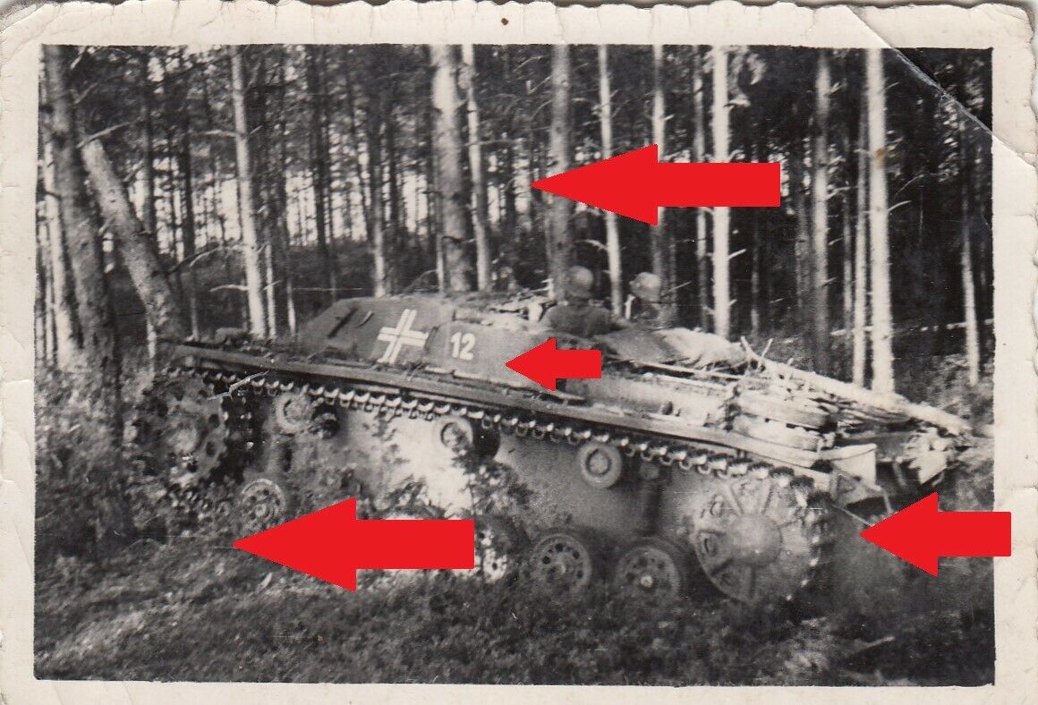 Foto Russland Sturmgeschütz im Wald mit Kennung