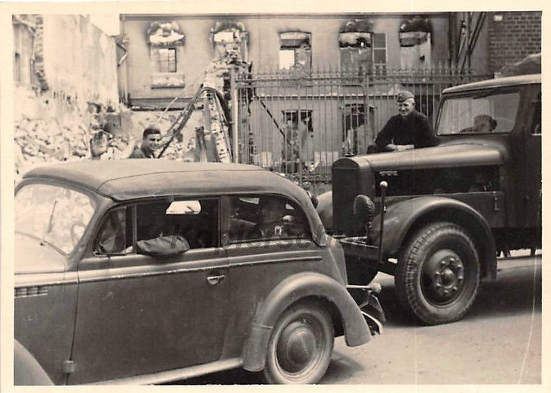 Deutscher LKW vor zerstörten Haus Evreux Frankre