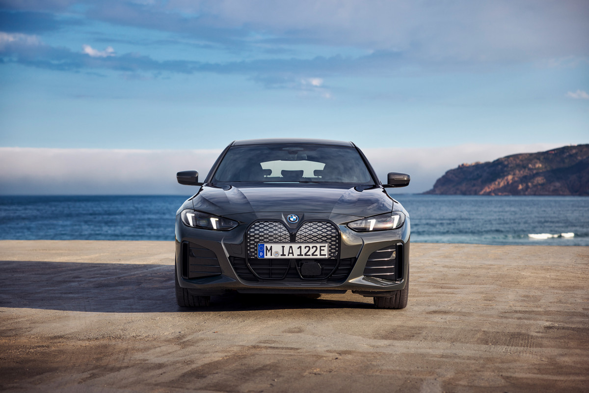 P90546605_highRes_the-new-bmw-i4-e-dri