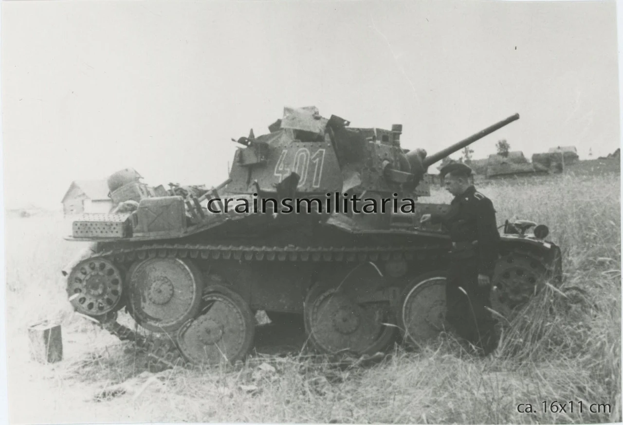 Riesen REPRO Foto Panzermann mit zerstörte Panzer 38 (t) Tank in Russland