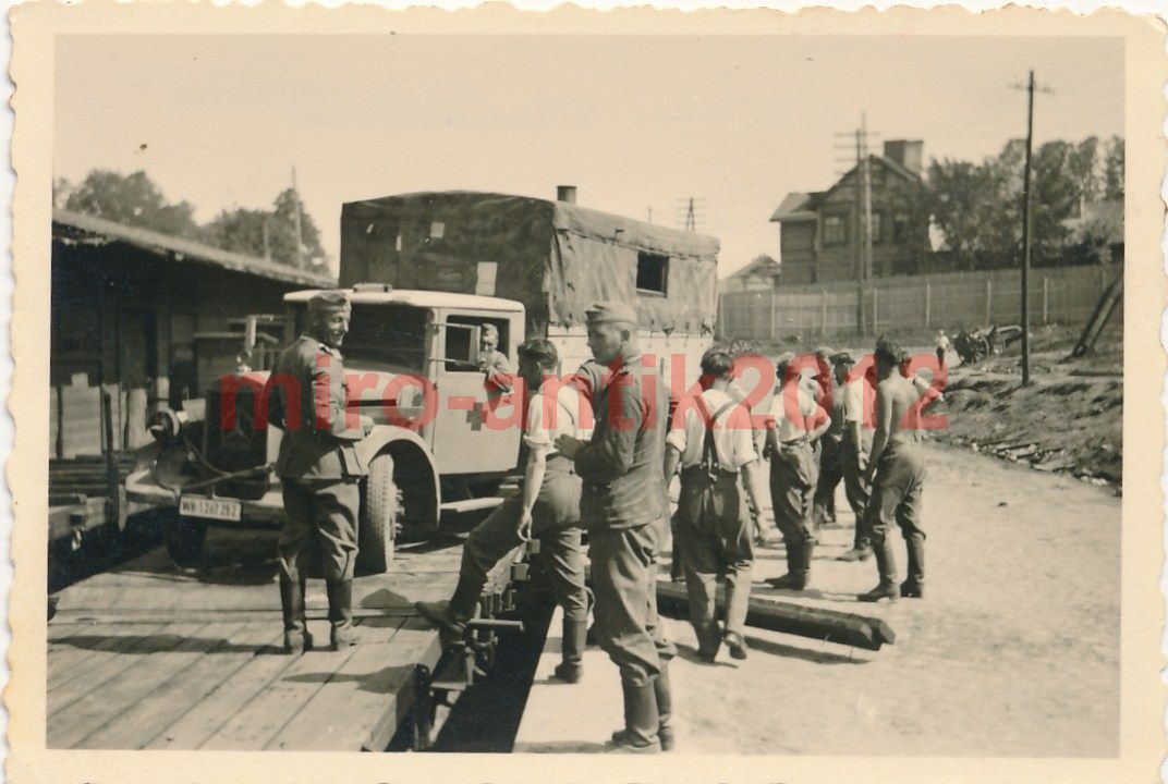 Foto, Wehrmacht, Sanitäts Lkw wird verladen in R