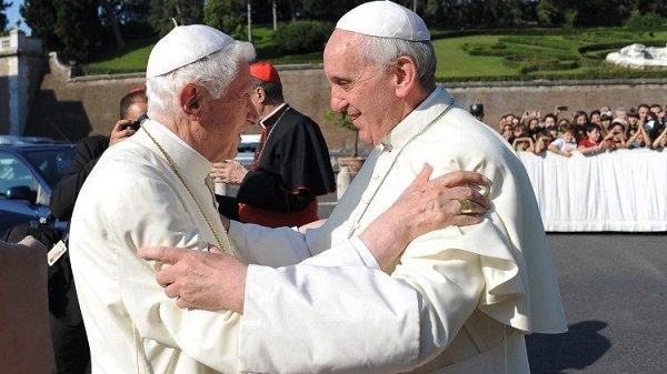 Benedetto XVI: il Papa è uno, Francesco. L'unità è più forte delle divisioni dans Articoli di Giornali e News Papa-emerito-Benedetto-XVI-e-Papa-Francesco