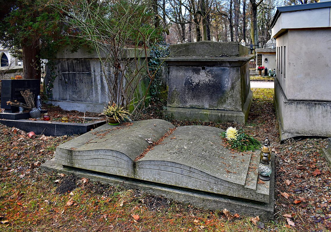 Rakowice_Cemetery,_tomb_of_Tadeusz_Hołuj_(Polish_writer),_26_Rakowicka_street,_Kraków,_Polandj