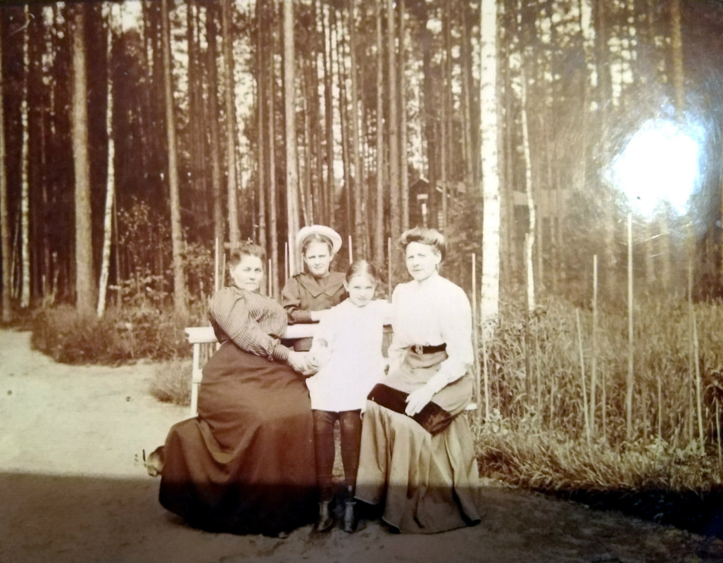 Слева жена Алексея Александровича Мария Васильевна Резвая в шляп