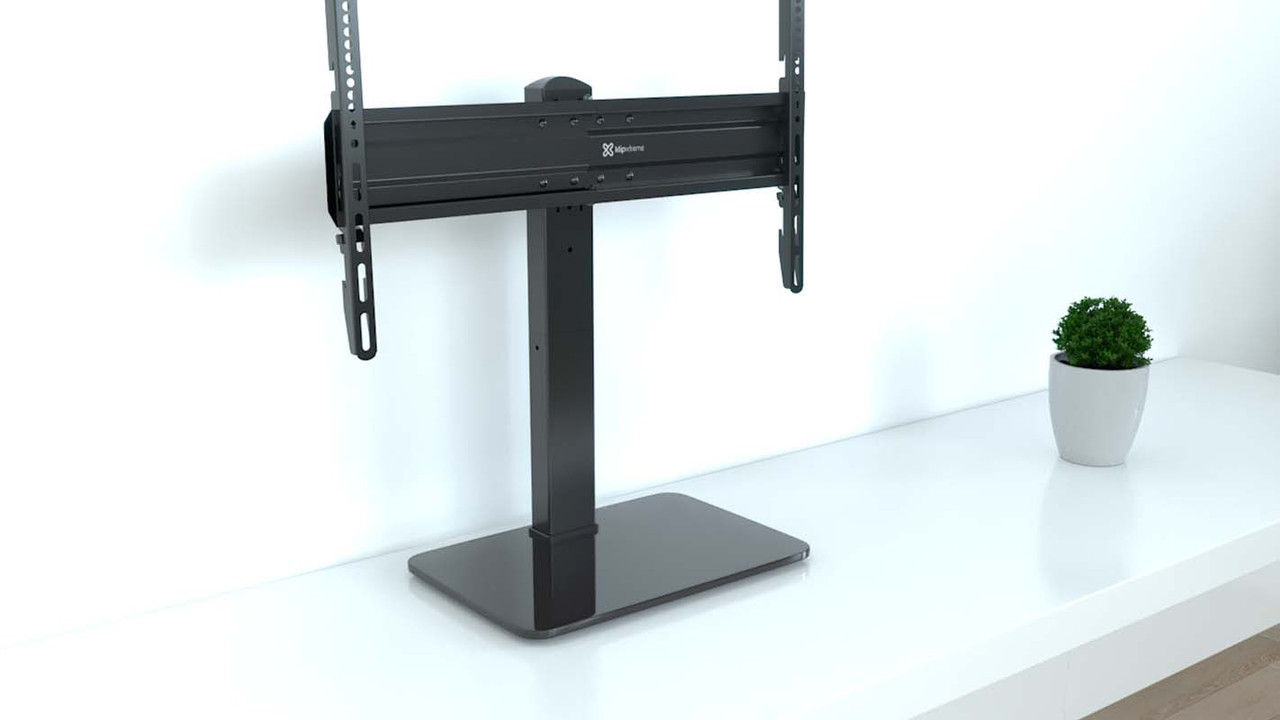 Soporte de pared Klip Xtreme KTM-500 sosteniendo un televisor grande.