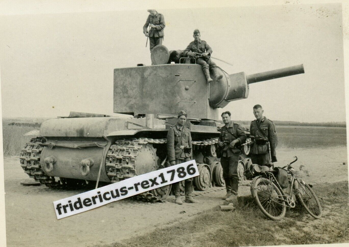 Foto Ostfront Russland HKL Combat russ. Panzer KW-2 КВ-2 verlassen