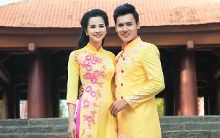 thanh - DÒNG TRUYỆN THƠ VUI VỀ ĐỜI SỐNG, TÌNH CẢM & MƯU SINH...Của Nguyễn Thành Sáng&Tam Muội - Page 6 Cap-doi-ton-sur-ton-voi-sac-vang-sang-trong-cua-ao-dai-cuoi-tomm