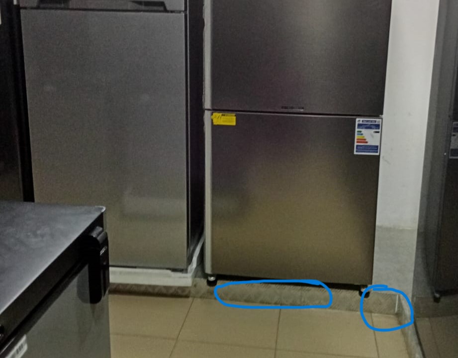 ستاند تلاجة به اوساخ