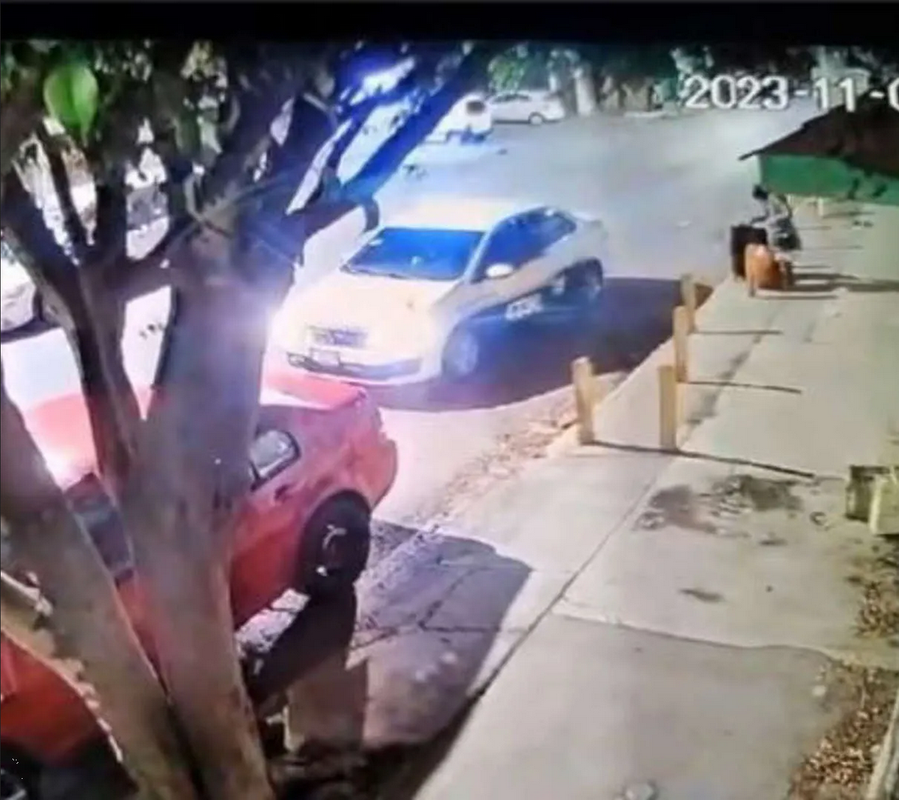 Ladrones asechan y asaltan a mujer de 80 años que llegó en taxi a su casa (Video)