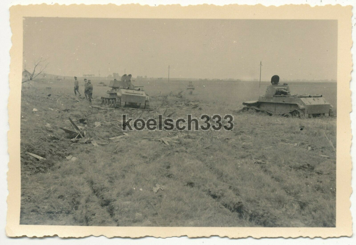 BT-7 Panzer Wracks auf einem sumpfigen Schlachtfeld
