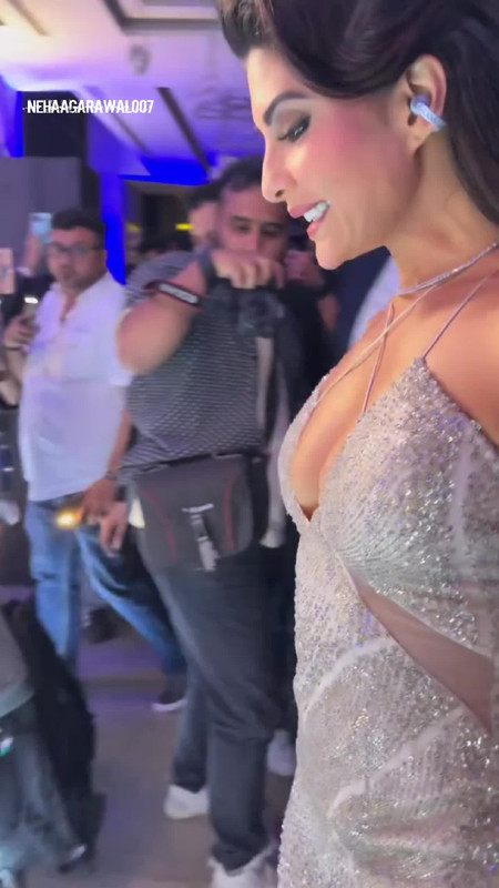 Jacqueline Fernandez Instagram viral photos leaked selfie clothless romantic onlyfans Pinterest redit pictures  of her juicy curves saari backless salwar shirt ceamy figure tiktok, Imdb, Flickr, Tumblr cleavage exposing navel show armpit juicy lip navel,iduppu,kiss smooch Email Id, WhatsApp Number,