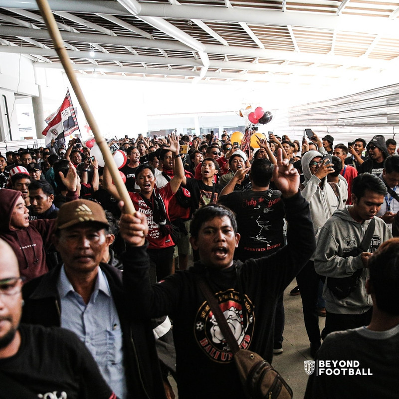 Suporter menyambut kedatangan Tim Bali United di Bandara I Gusti Ngurah Rai, Badung, Selasa (3/12/2019).
