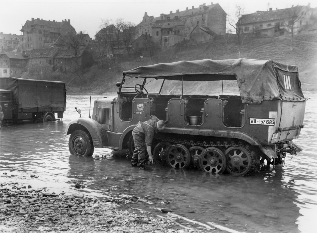 Немецкий солдат моет тягач Sd.Kfz. 6 на берегу реки Драва