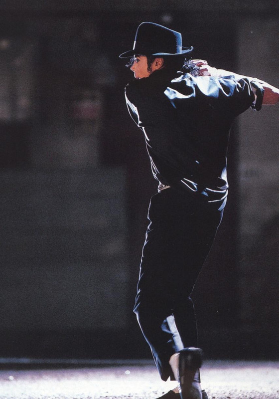 MJ-s-backside-michael-jackson-9211793-855-1222.jpg