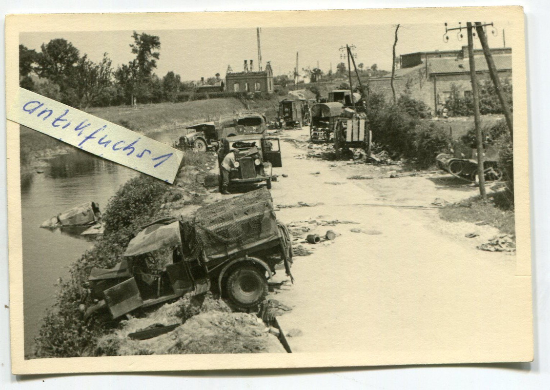 zerschossene Militär-Fahrzeuge aus England bei D