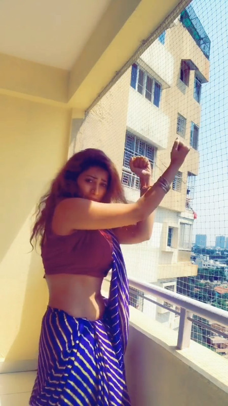 sexy girl in pink saree.mp4_snapshot_00.12.378