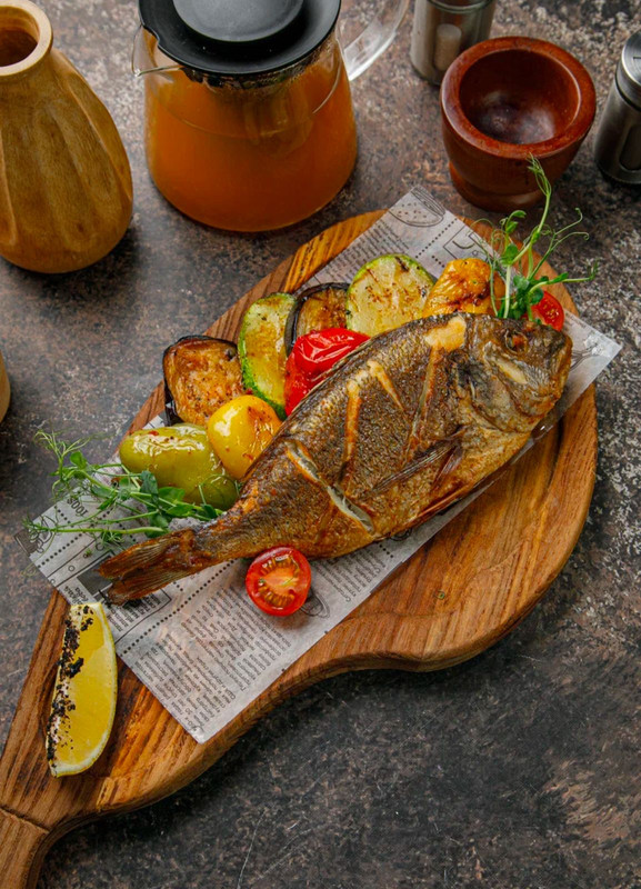 Дорадо на углях с сезонными овощами (450г)