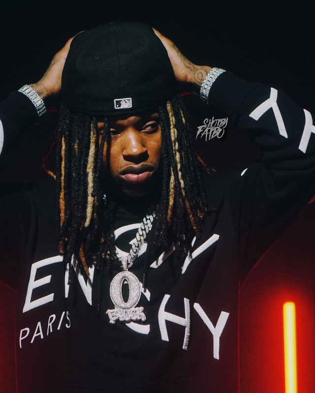 King Von, seorang rapper Chicago yang menemukan kesuksesan di kotanya sebelum pindah ke Atlanta, ditembak dan dibunuh pada Jumat pagi. Perkelahian di tempat parkir Monaco Hookah Lounge di Trinity Avenue di kota itu memicu baku tembak antara dua kelompok, menurut polisi. Dia berusia 26 tahun.