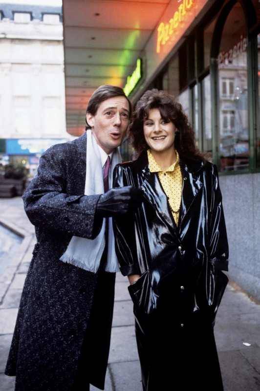 lesley-anne-sharpe('boon'-1987)-shinyblackpvcmac.