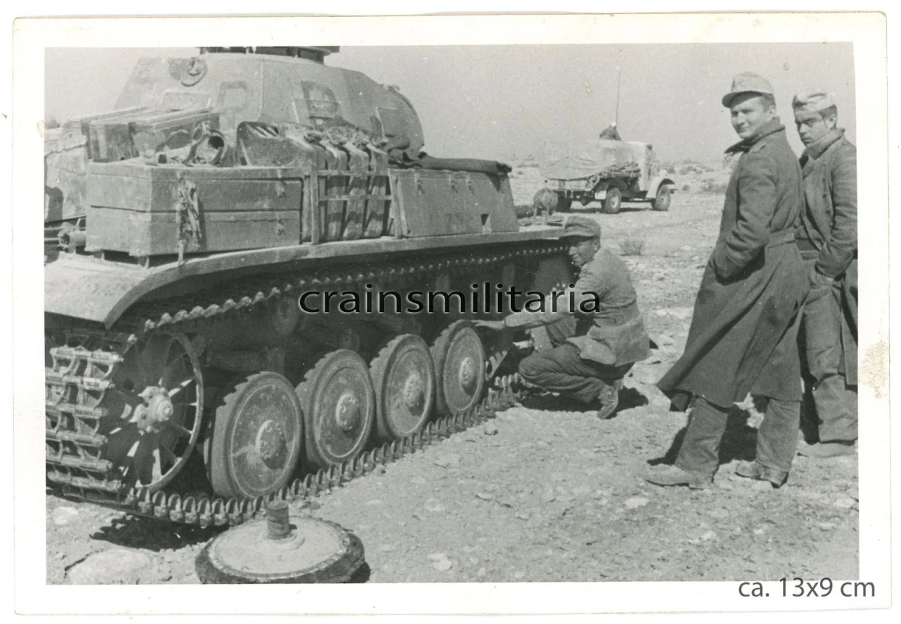 Orig Foto DAK Panzer II Tank und englische Beute Lkw in Afrika 1942