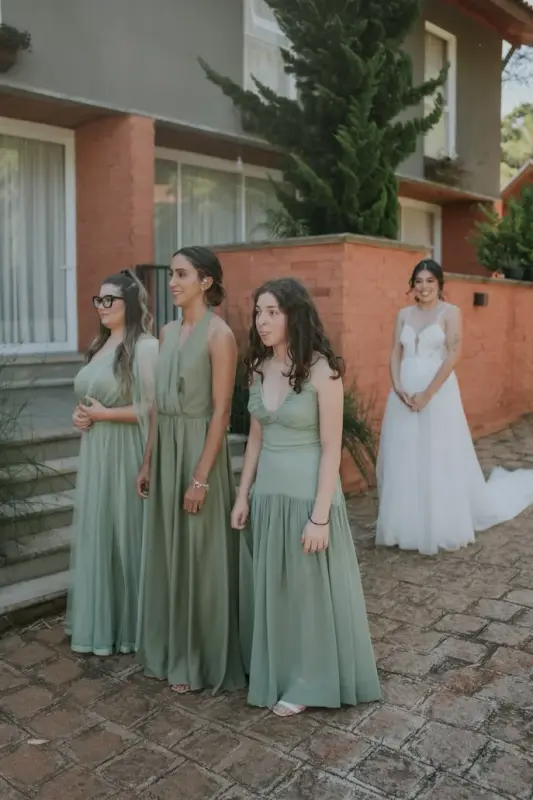 Vestido de madrinha verde oliva longo