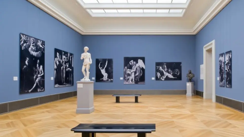 En el lugar que ocupaban las obras perdidas se han colocado copias fotográficas a tamaño real y en blanco y negro. En esta sala estaban óleos de Zurbarán, Ribera y Caravaggio