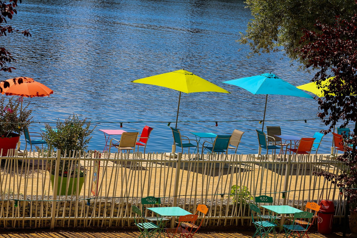 multi-chairs-brollies2.jpg