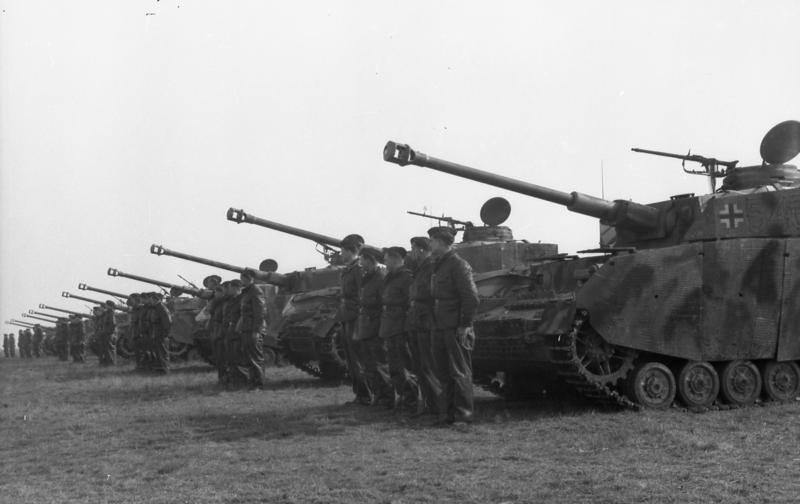 Inspección de la 12. SS-Panzer Division Hitlerjugend por el mariscal de campo Gerd von Rundstedt. Bélgica, marzo de 1944