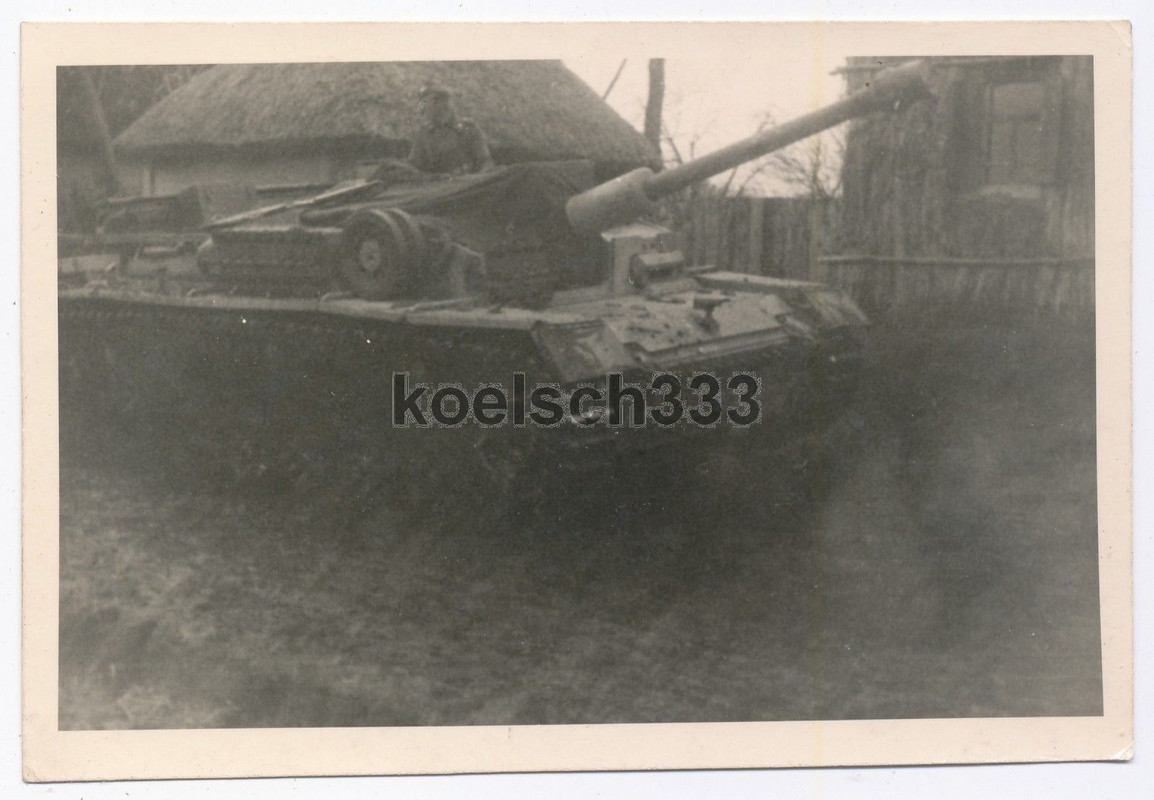Foto Sturmgeschütz Panzer mit Langrohr Kanone auf dem Marsch in 