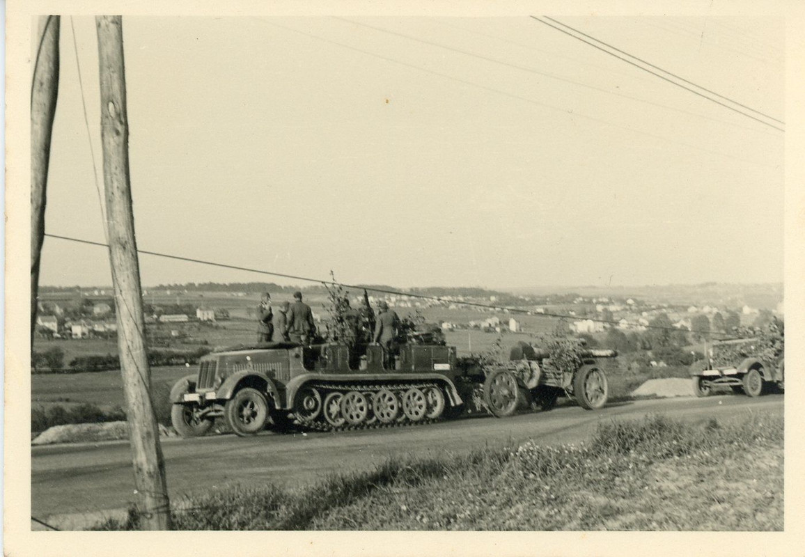 Russland PAK Artillerie Geschütz Halbkette Foto