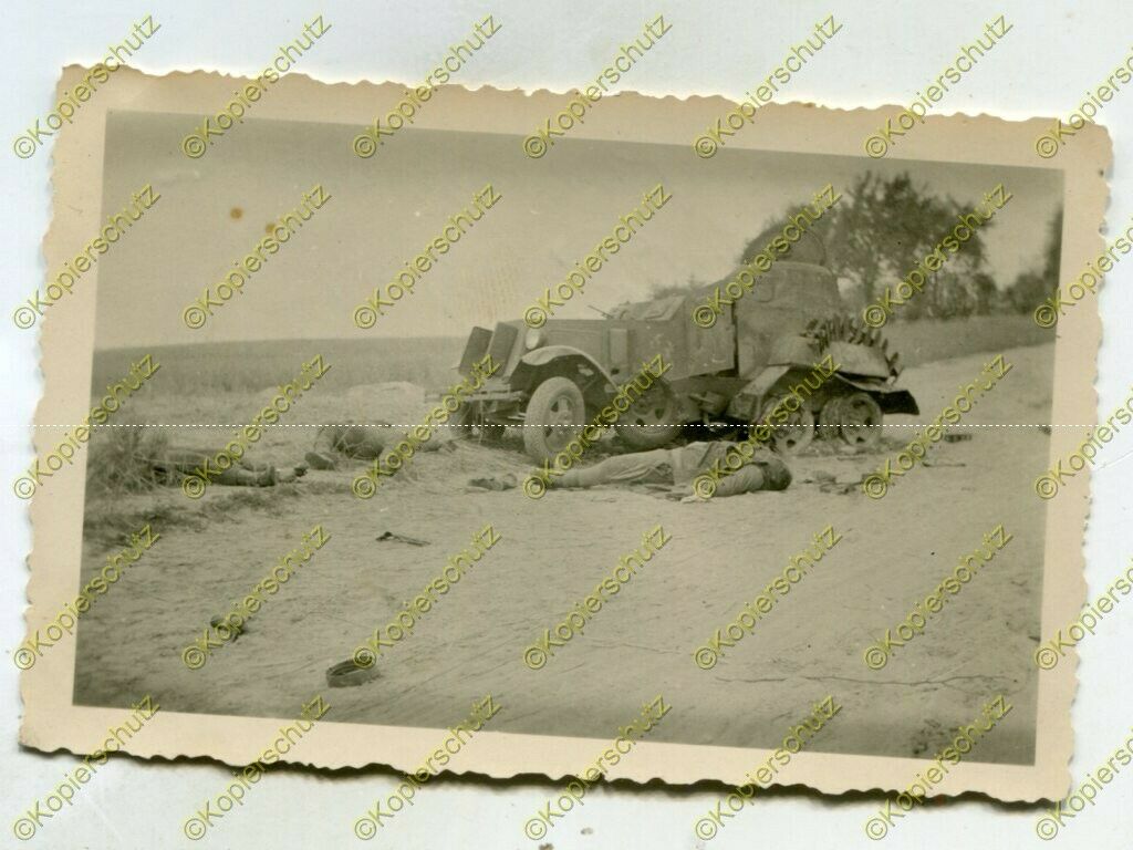 Foto, Wehrmacht, zerstörter russischer Panzerspähwagen, Russland